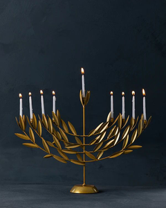 "Mini menorah en or orné, conçu de manière complexe pour Hanoukka, idéal pour l'affichage décoratif ou les cadeaux, à des prix de gros." - Product Image 6