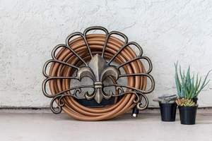 Enrouleur de tuyau en fer antique avec design orné parfait pour les murs de jardin des fermes patrimoniales et la décoration extérieure de la campagne - Product Image 2