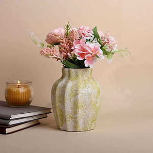 Vase en céramique crème texturé festonné, pot de fleurs de table design artisanal, style shabby chic minimaliste Art Déco de luxe - Product Image 4