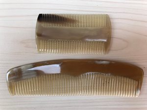 Peigne à cheveux traditionnel fait à la main en corne biologique, style amour, lisse, poli, anti-casse, démêlant pour cheveux épais et bouclés - Product Image 3