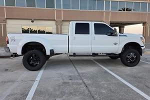 Ford F-350 Super Duty Lariat 4x4 Turbodiésel V8 4WD 2015 Usada en Buen Estado, con Ruedas Traseras Dobles y Modificaciones Extensivas - Product Image 2