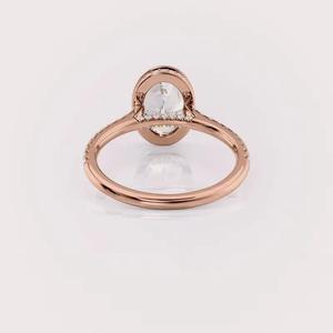 Bague de fiançailles/mariage en or jaune/blanc et or rose 9 carats avec diamant ovale de laboratoire certifié IGI serti clos et pavé - Product Image 4