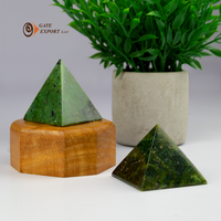 2023 Artisan fait à la main a dégringolé la pierre de néphrite pyramide Jade artisanat pour Temple sérénité pureté bonheur