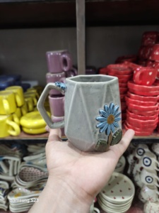 Tasse à café en céramique fabriquée à la main Green Route forme hexagonale avec fleur bleue en relief tasse à café faite à la main pour les boissons chaudes et froides - Product Image 2