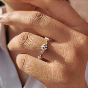 Bague de fiançailles en diamant rond avec sertissage élégant Muse - Product Image 6
