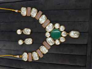 Collar hecho a mano con piedra Monalisa con collar de perlas con pendientes, joyería clásica de playa, latón para boda y fiesta - Product Image 5