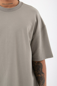 Camiseta Básica de Hombre con Hombros Caídos 2023, Ajuste Oversize, Dobladillo Curvo, Colores Personalizados, Alta Calidad, 100% Algodón Tejido, Frente Liso - Product Image 4
