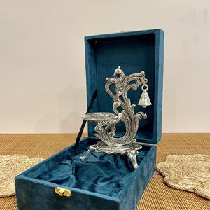 DIYA en Forma de Pavo Real Plateado con Campana Colgante - Product Image 2