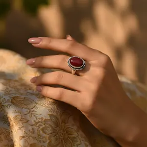 Bague en argent 925 avec cornaline rouge pour femmes, bijoux romantiques en pierres précieuses avec rubis taille radiant, plaqué rhodium, serti en platine - Product Image 2