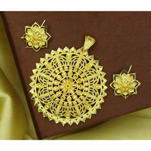 Pendentif designer en alliage de laiton plaqué or avec boucle d'oreille chaîne pendentif ensemble pendentifs bijoux de créateur d'exportation traditionnelle à la mode - Product Image 1