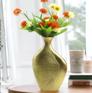 แจกันอลูมิเนียมสีทองโบราณที่มีผิวเรียบขัดเงาวางอยู่บนฐานไม้สีเข้มเพื่อการตกแต่งร่วมสมัย - Product Image 3