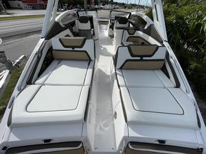 COMPRE NUEVO Barco a Reacción YamahaS 275 SE de Lujo de 27 Pies con Motor Intraborda de 500 HP, Barco de Trabajo con Remolque (USADO) - Product Image 6