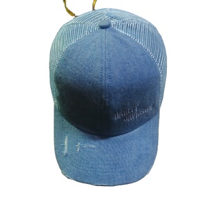 นี่คือหมวกเบสบอลแบบเดนิมทรงทรัคเกอร์แบบ snapback - Product Image 1