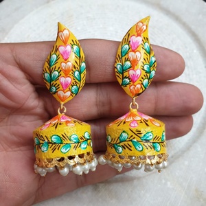 Pendientes de araña de moda Jhumki pintados a mano amarillos - Product Image 5