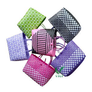 Bolsa tejida de plástico artesanal de Vietnam, bolso reciclado para recados diarios, estilismo fotográfico y venta al por menor de marca ética - Product Image 3