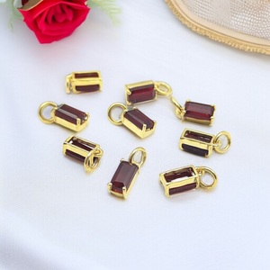 สร้อยคอจี้เงินแท้ 925 ประดับพลอยโกเมน ขายส่ง |   จี้เพชรทรงบาแกตต์ - Product Image 4