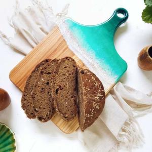 Tabla de queso moderna de tendencia industrial, respetuosa con el medio ambiente, resina de madera biopersonalizada, apto para lavavajillas, tabla de cortar de cocina, mango de posavasos - Product Image 3