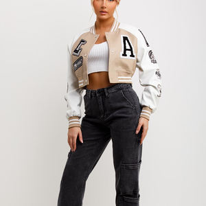 Chaqueta universitaria de béisbol para mujer, a la moda, en color beige y blanco, con mangas de PU, parches de letras y estilo bomber corto. - Product Image 2