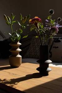 Jarrón de mesa en forma de lágrima negro mate minimalista moderno hecho a mano, pieza de acento de Metal elegante para el hogar, oficina o decoración de boda - Product Image 3