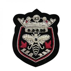 Insignia de moda India alta seda chenilla encaje bordado a mano lingote alambre parche emblema abeja corona personalizable broche Pin en #00105 - Product Image 1