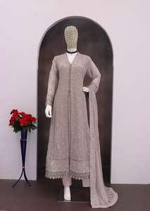 Robe de designer Anarkali avec broderie élégante et séquence Tenue traditionnelle parfaite pour les fêtes de réception de mariage - Product Image 2