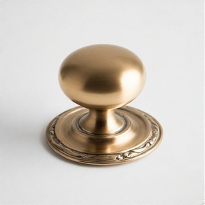 ArteKnob Line Imperial Crest Perilla de puerta de metal grabada Diseño de inspiración vintage para un atractivo atemporal y un encanto interior majestuoso - Product Image 3