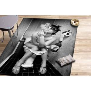 Tapis imprimé Chic Drinking Woman : Doux, antidérapant, décoration de bureau, tapis en chenille - Product Image 1