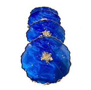 Posavasos de resina epoxi hechos a mano con efectos holográficos que ofrecen un elemento futurista y decorativo que sirve para un propósito práctico - Product Image 1