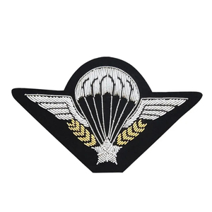 Insignias Promocionales Personalizadas de Alta Calidad, Diseño Personalizado, Tela de Lona, Bordado Hecho a Mano, Insignia de Corona con Hilo Metálico 3D - Product Image 1
