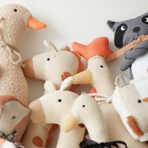 Pupazzo in tela a forma di anatra per bambini, cuscino a forma di gallo per neonati, giocattolo di peluche rilassante in cotone PP, decorazione per la cameretta dei bambini - Product Image 2