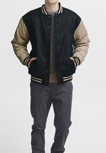 Chaqueta Varsity Premium OEM Personalizada para Hombre, Negra con Mangas en Contraste, Estilo Universitario de Béisbol, Tallas Grandes Disponibles - Product Image 4