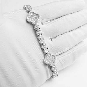 Brazalete de Oro de 14K con Trébol de Cuatro Hojas y Moissanita de 5MM, Elegante y Lujoso - Product Image 6