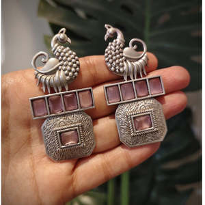 Boucles d'oreilles clous motif paon Tribal Tales, serti de pierres multiples en grappe, incrustation animale - Product Image 2