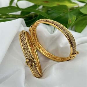 Diseñador de calidad superior chapado en oro antiguo acabado mate que se puede abrir dos juegos de brazaletes para mujeres ropa de fiesta de boda para niñas - Product Image 1