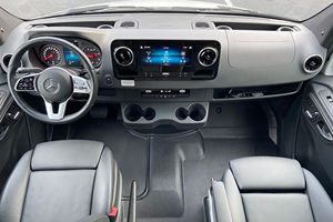 Sprinter 3500XD Sunseeker 2021 ~4 200 milles, camping-car de classe C, moteur turbodiesel V6, lit queen-size - Product Image 4