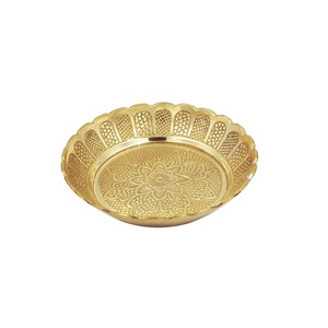 Bandeja de Servir de Latón, Superficie Lisa y Elegante, Motivos Étnicos Geométricos Florales Intrincadamente Grabados, Hecha a Mano, de Grado Alimenticio, Ecológica - Product Image 4