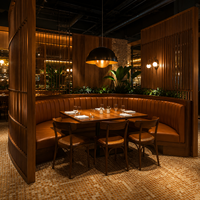 Élégante banquette de restaurant demi-ronde rembourrée avec dossier haut et cadre en bois courbé, table et chaises de salle à manger, mobilier de café