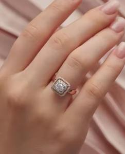 Bague solitaire cathédrale effilée en or 18 carats avec diamant central rond 050 ct et accents 005 ct Design élégant et intemporel - Product Image 5