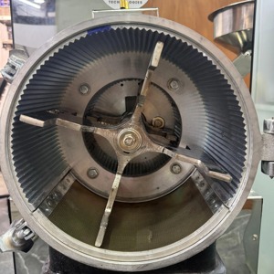 เครื่องบดแบบสองช่องสำหรับอุตสาหกรรม7.5HP 5650W ความจุ70kg/ชม. มอเตอร์สามเฟสสำหรับธัญพืชเครื่องเทศและพัลส์ - Product Image 5