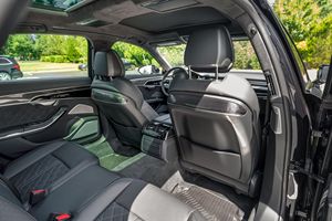 S8 2025, V8 Twin-Turbo de 563 hp, Tracción en las Cuatro Ruedas, Paquete Ejecutivo - Product Image 5