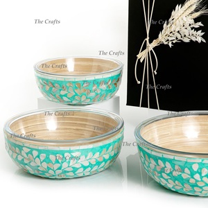 Ensemble de trois bols de service ronds en bois et en verre, décoratifs, avec travail artisanal, à prix abordable - Product Image 6