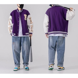 Chaqueta Varsity Premium para hombre en una rica lana Melton con detalles bordados tonales Chaqueta Varsity ligera para hombre - Product Image 4