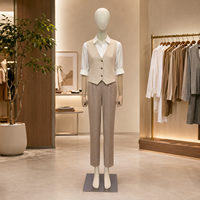 Mannequin féminin élégant avec corps recouvert de tissu et bras articulés en bois