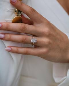 Anillo de compromiso de diamantes de moissanita de corte radiante de 11x9mm | Solitario Pave Band Plata de ley chapada en oro de 18 quilates | Nupcial minimalista - Product Image 2