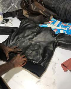 Veste à capuche en cuir véritable pour homme avec logo personnalisé, design vintage, effet vieilli, style bomber, motard, course, sur mesure - Product Image 4