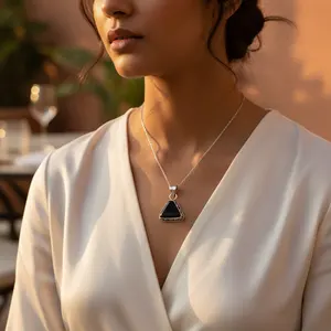 จี้รูปสามเหลี่ยมเงินแท้ 925 ชุบโรเดียม ประดับพลอยอเมทิสต์ - Product Image 1