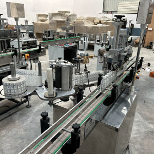 เครื่องติดฉลากแบนอัตโนมัติอุตสาหกรรมไฟฟ้าความเร็วสูงส่วนประกอบหลักรวมถึงปั๊มสำหรับบรรจุภัณฑ์ขวดเครื่องดื่ม - Product Image 1