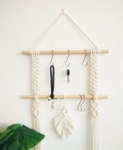 Tapiz de Macramé Multiusos Blanco con Barra de Madera para Decoración del Hogar, Almacenamiento, Exhibición y Estilo Interior Moderno - Product Image 4