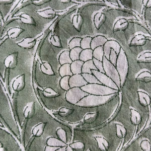 Tissu en coton imprimé à la main, motif floral de vignes Mughal sur fond vert sauge - Product Image 3