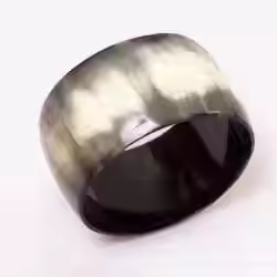 Bracelet en corne de buffle blanc Crescent Crafts Bracelet en perles d'imitation de taille personnalisée de style classique pour une tenue de fête - Product Image 4